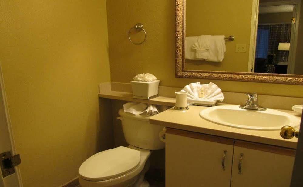 Suites At Jockey Club 3*