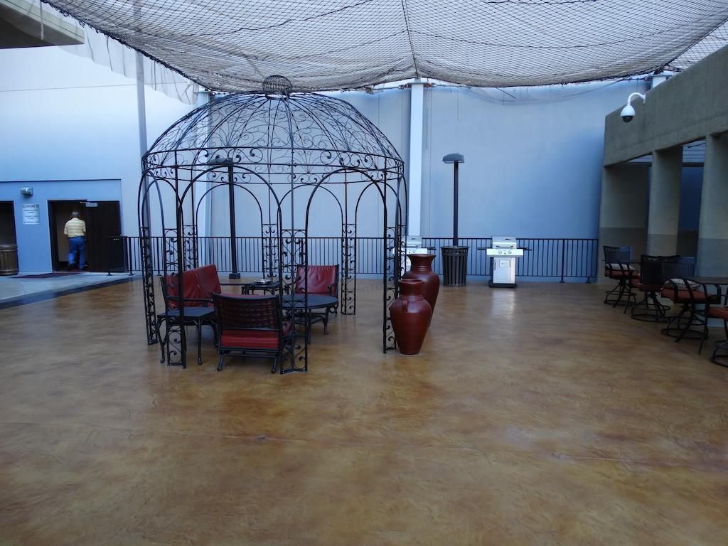 Aparthotel Suites At Jockey Club