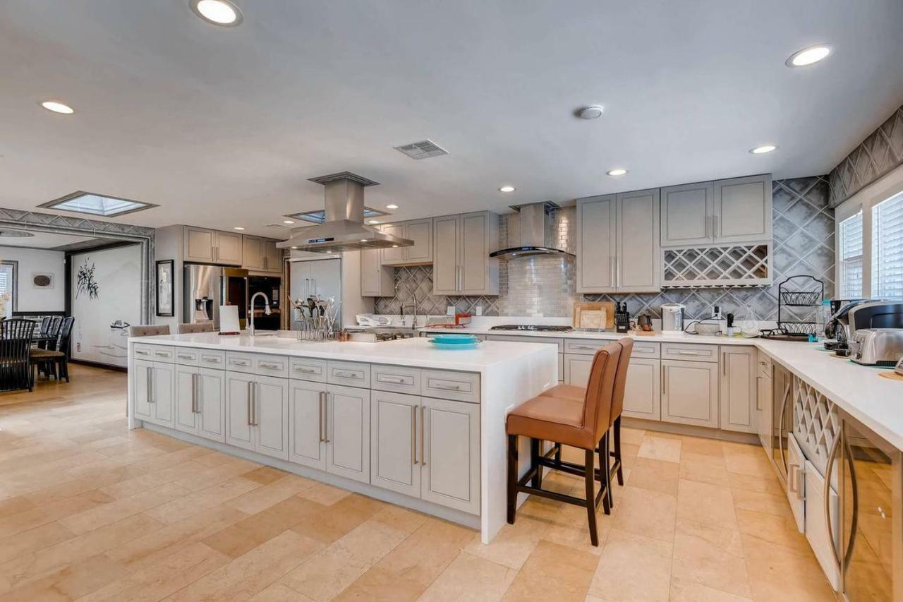 Holiday home 7bd 5ba Mansion W/ Lazy River Hot Tub Sleeps 26 Las Vegas