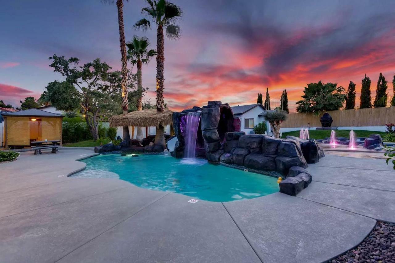Holiday home 7bd 5ba Mansion W/ Lazy River Hot Tub Sleeps 26