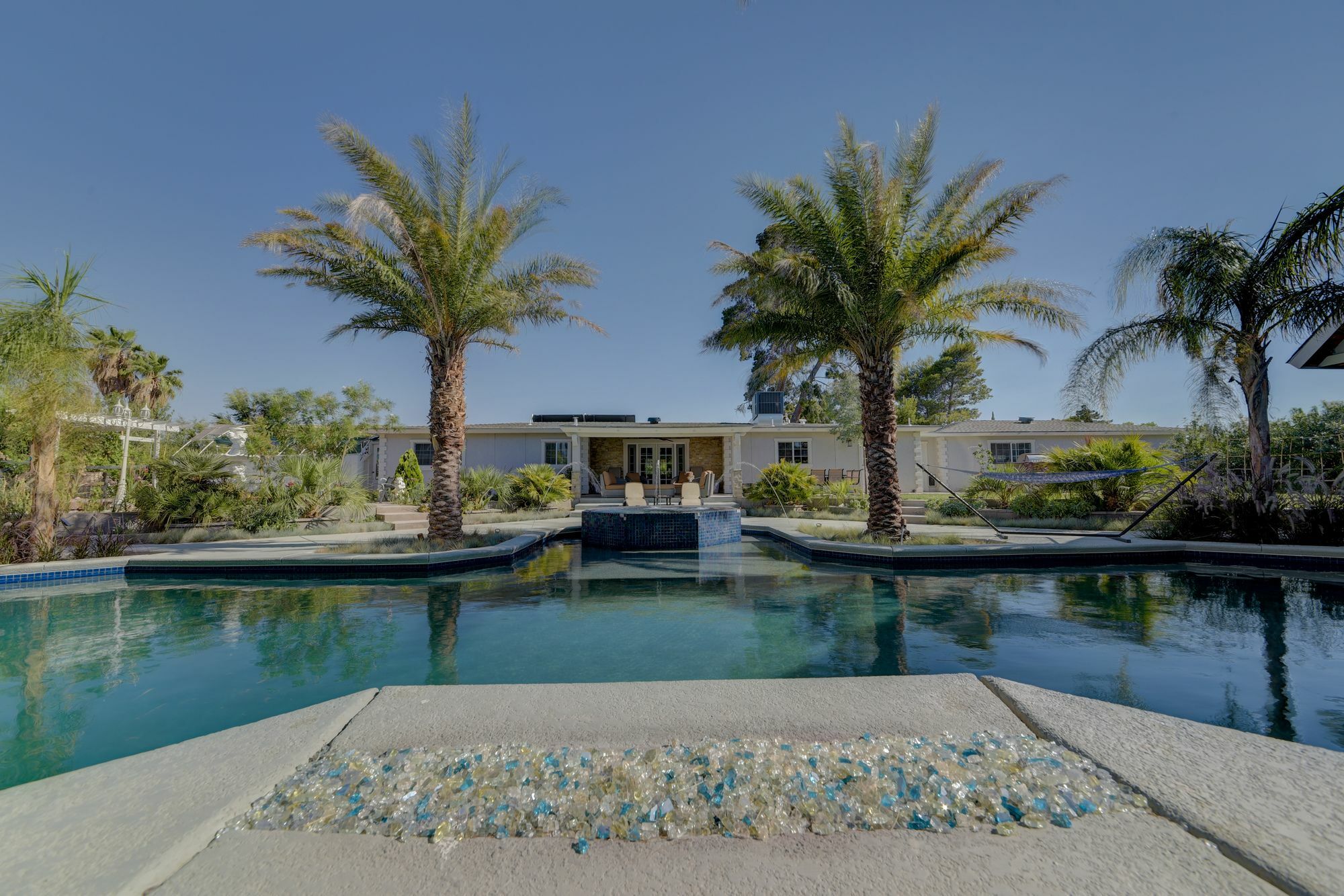 Sanctuary Pond And Pool Apartment