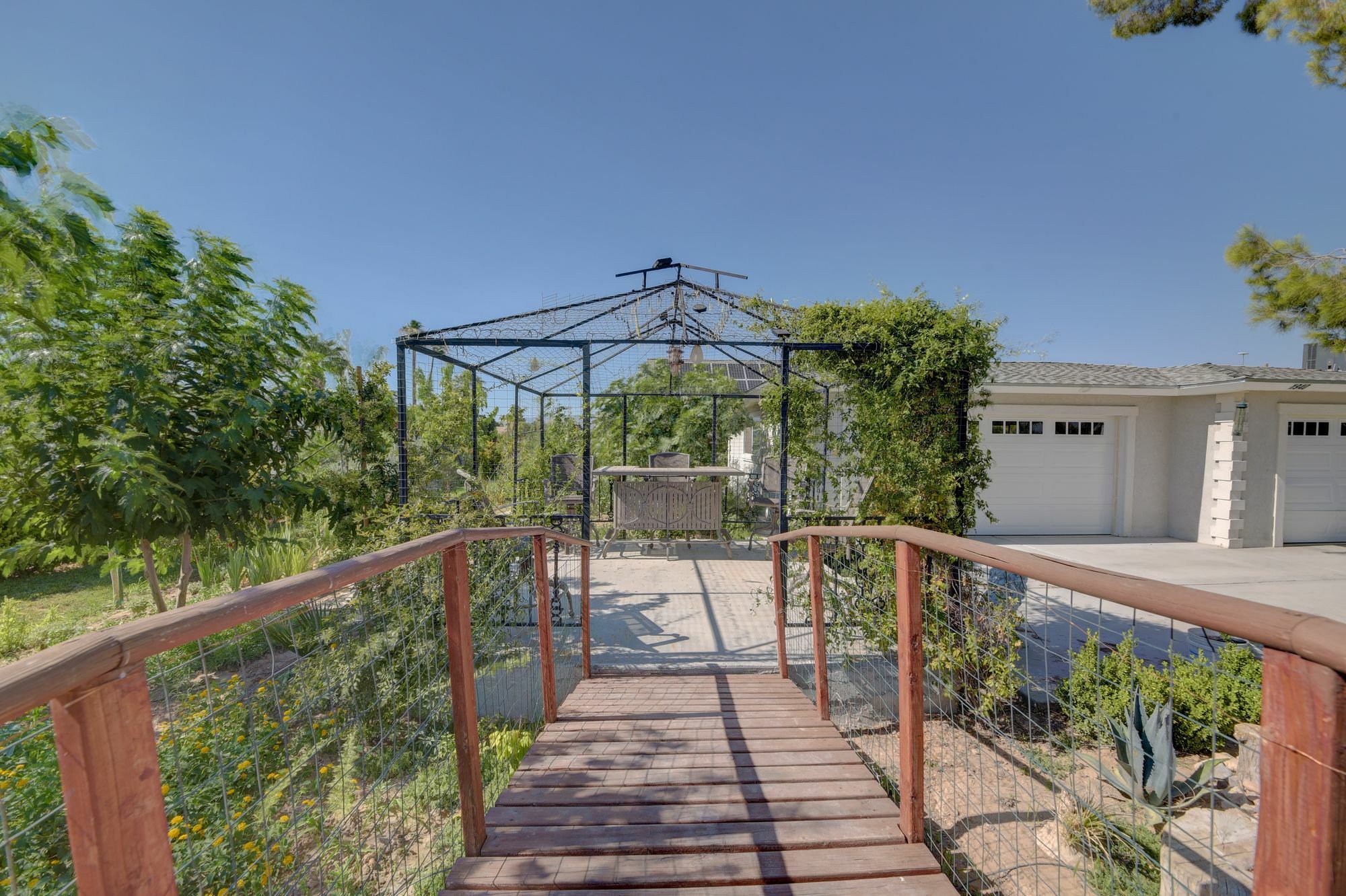 Sanctuary Pond And Pool Apartment Las Vegas