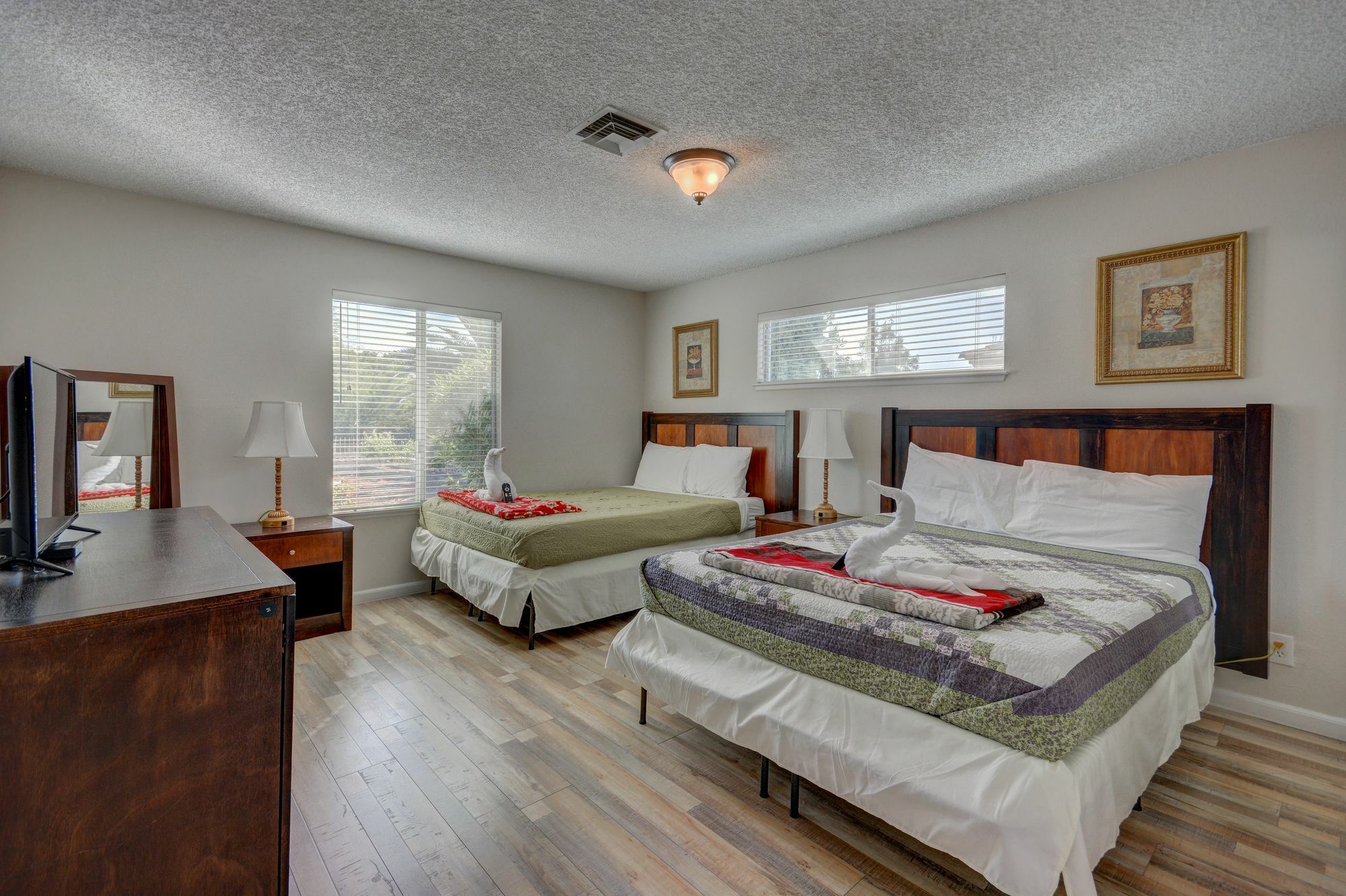 Luxurious 4br House With Large Pool 8min To Strip Las Vegas