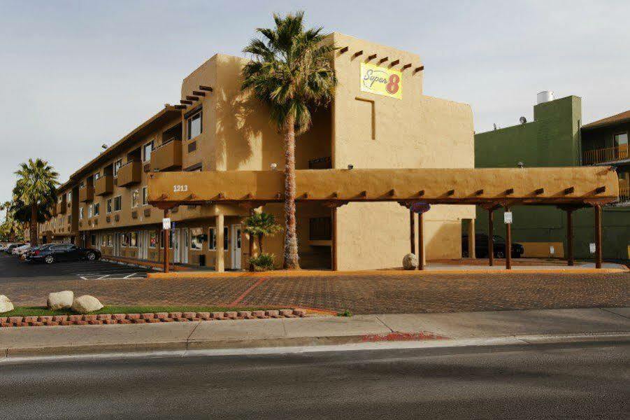 Super 8 By Wyndham Vegas North Strip/fremont St. Area Hotel 2*