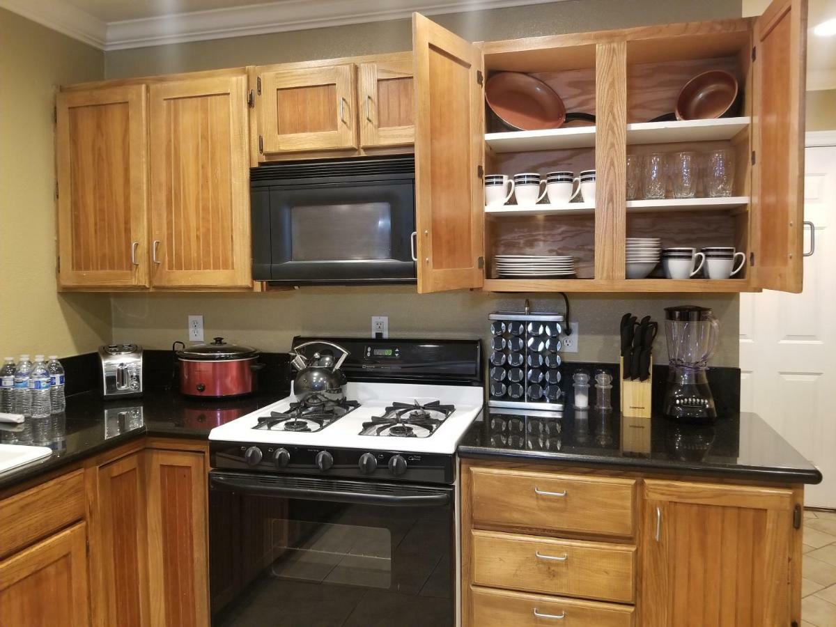 Close To Strip, Very Private, Gated, Huge Floorplan, Wifi, Washer&dryer Holiday home Las Vegas