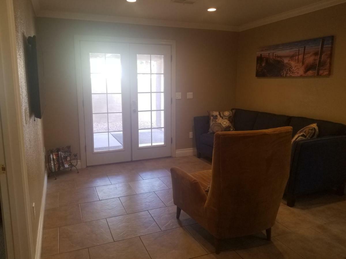 Close To Strip, Very Private, Gated, Huge Floorplan, Wifi, Washer&dryer Holiday home