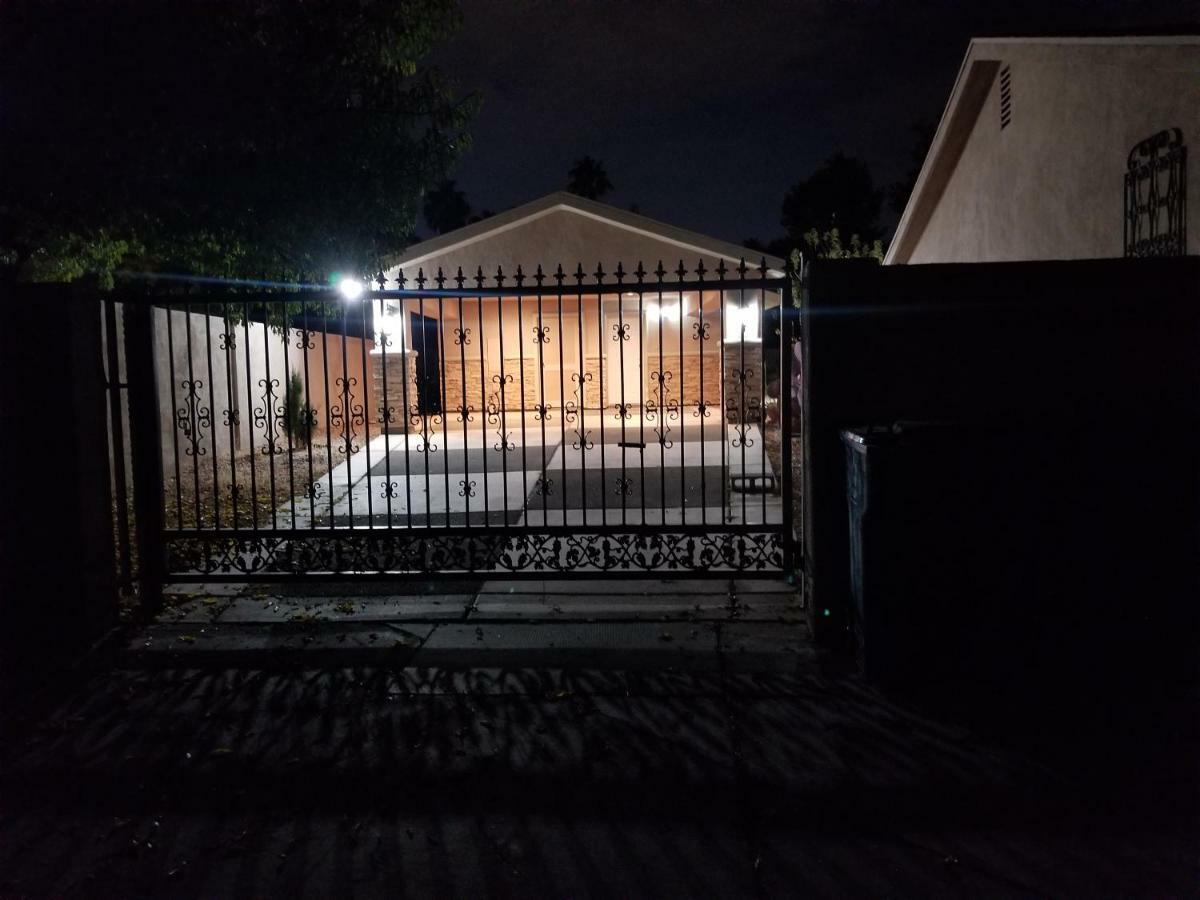 Holiday home Close To Strip, Very Private, Gated, Huge Floorplan, Wifi, Washer&dryer