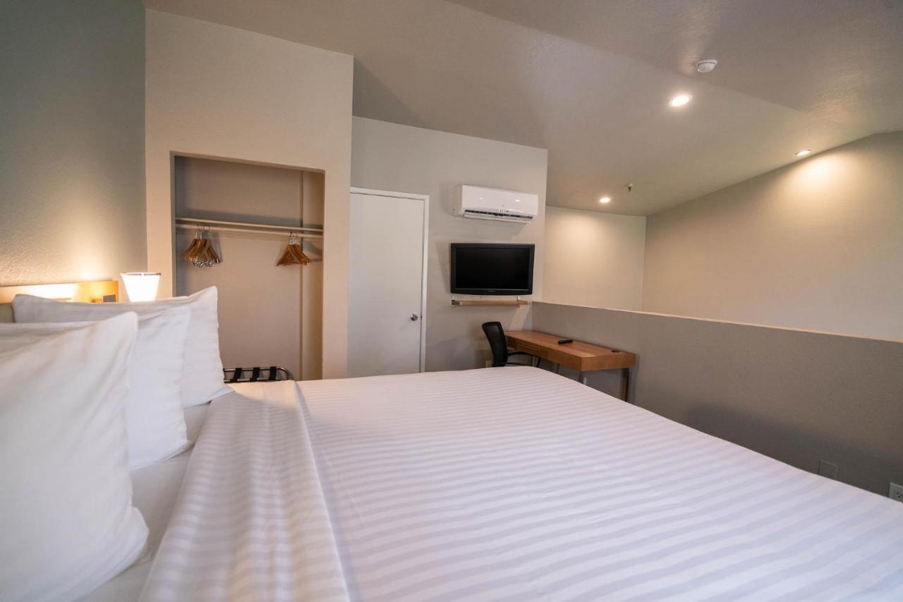 Alexis Park Hotel