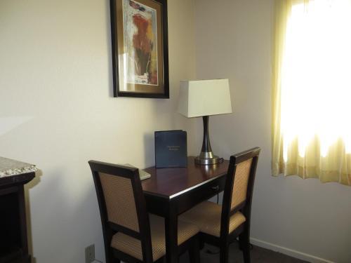 Longhorn Boulder Highway Hotel 2*