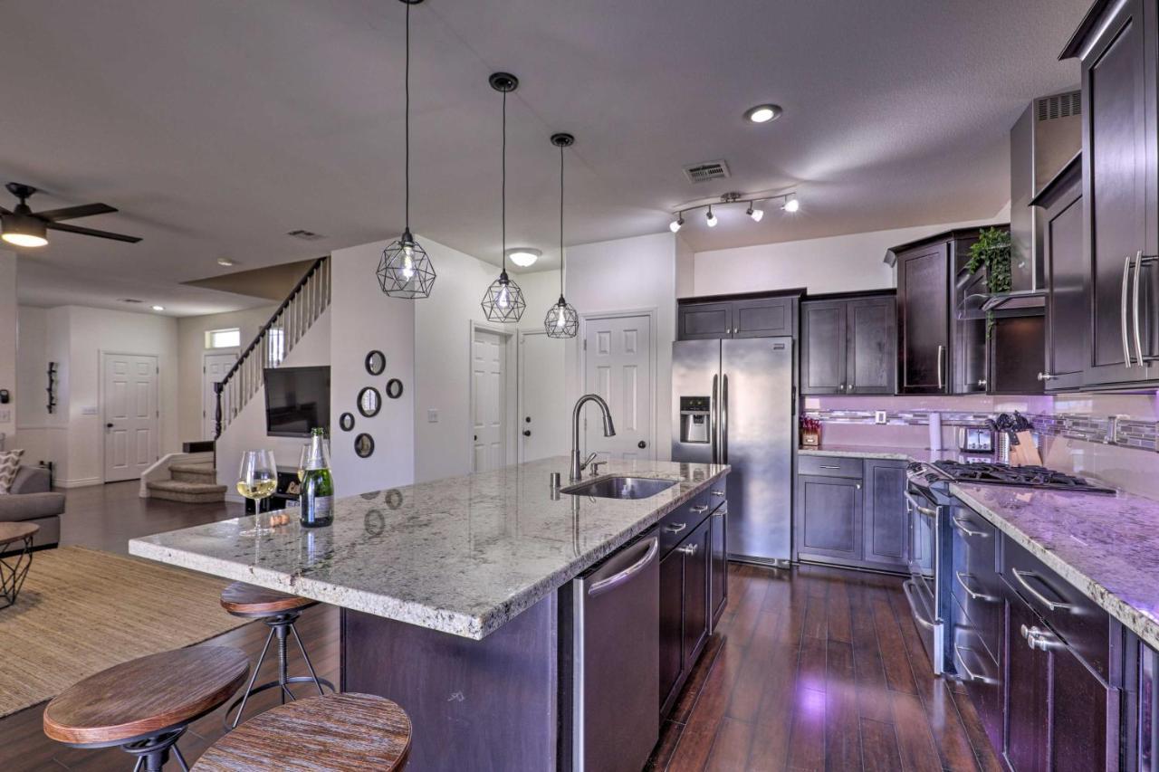Luxurious Vegas Digs Hot Tub, Bbq, Cabana And More! Holiday home