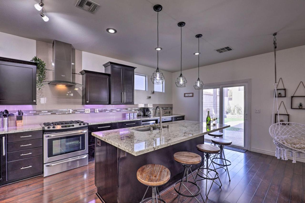Holiday home Luxurious Vegas Digs Hot Tub, Bbq, Cabana And More!