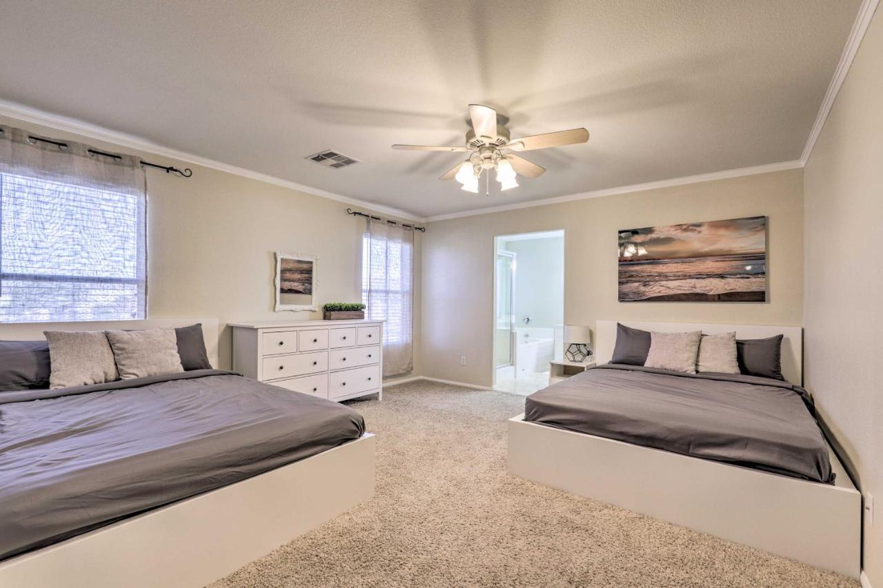 Luxurious Vegas Digs Hot Tub, Bbq, Cabana And More! Holiday home
