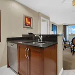 Ultimate Mgm Retreat With Jacuzzi, Pool & Gym!