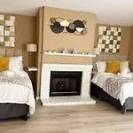 Heart Of Las Vegas 8 Beds, Pool Table, Bbq!