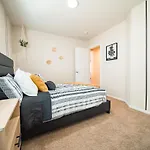 4 Bed Home, 10 Min From Strip With Hot Tub And Parking