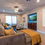 4 Bed Home, 10 Min From Strip With Hot Tub And Parking