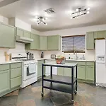 Pool & Hot Tub! Centrally Located, Less Than 3 Miles To The Strip!
