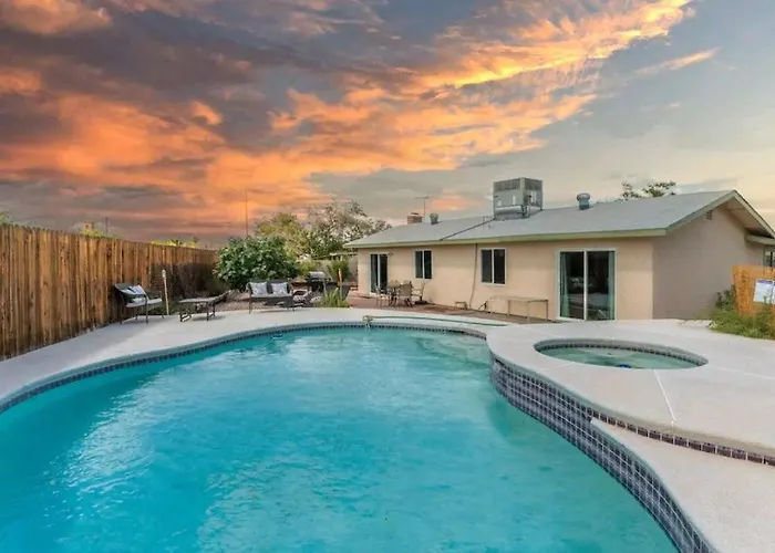 Pool & Hot Tub! Centrally Located, Less Than 3 Miles To The Strip!