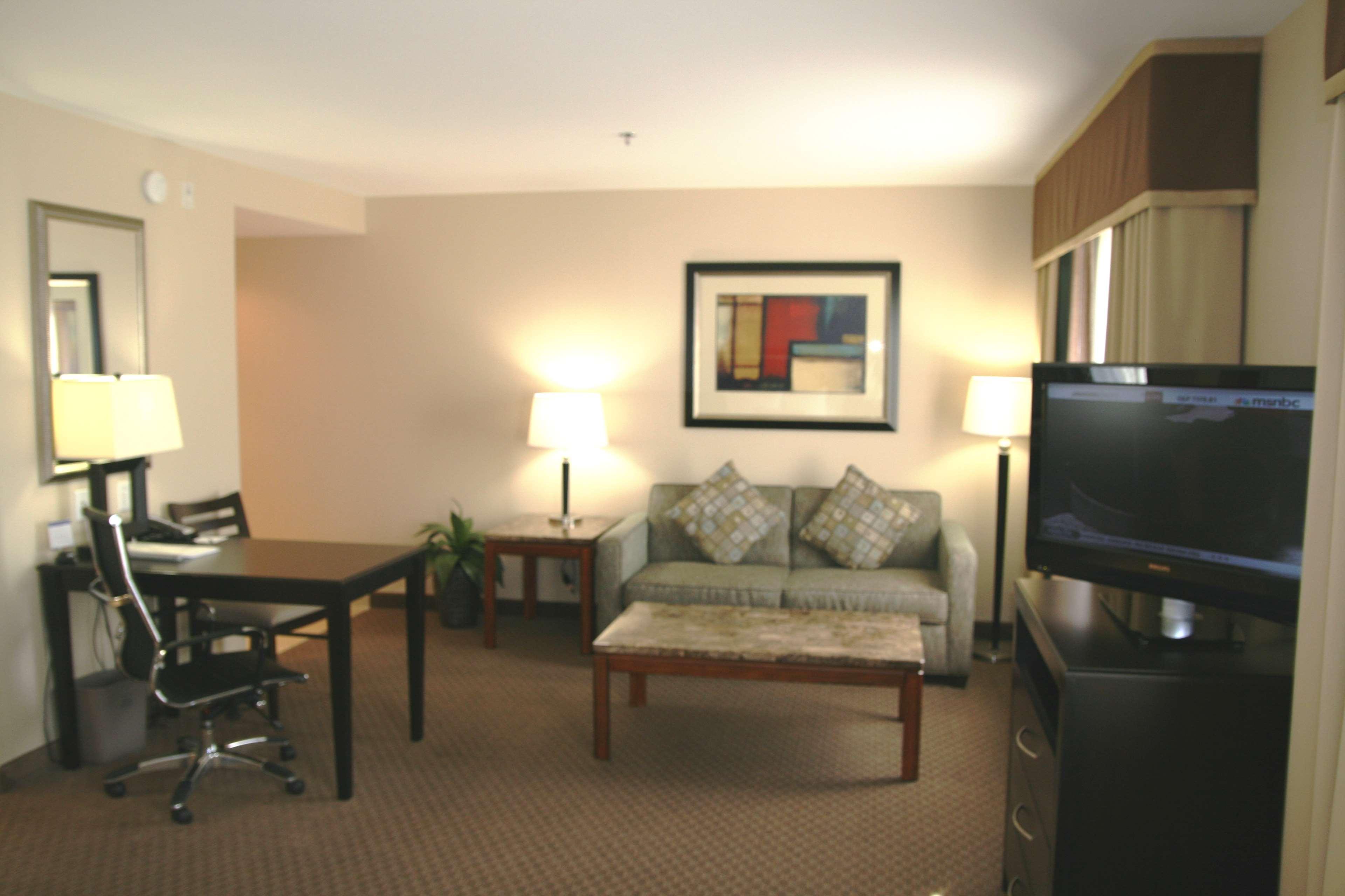 Hampton & Vegas Airport Hotel
