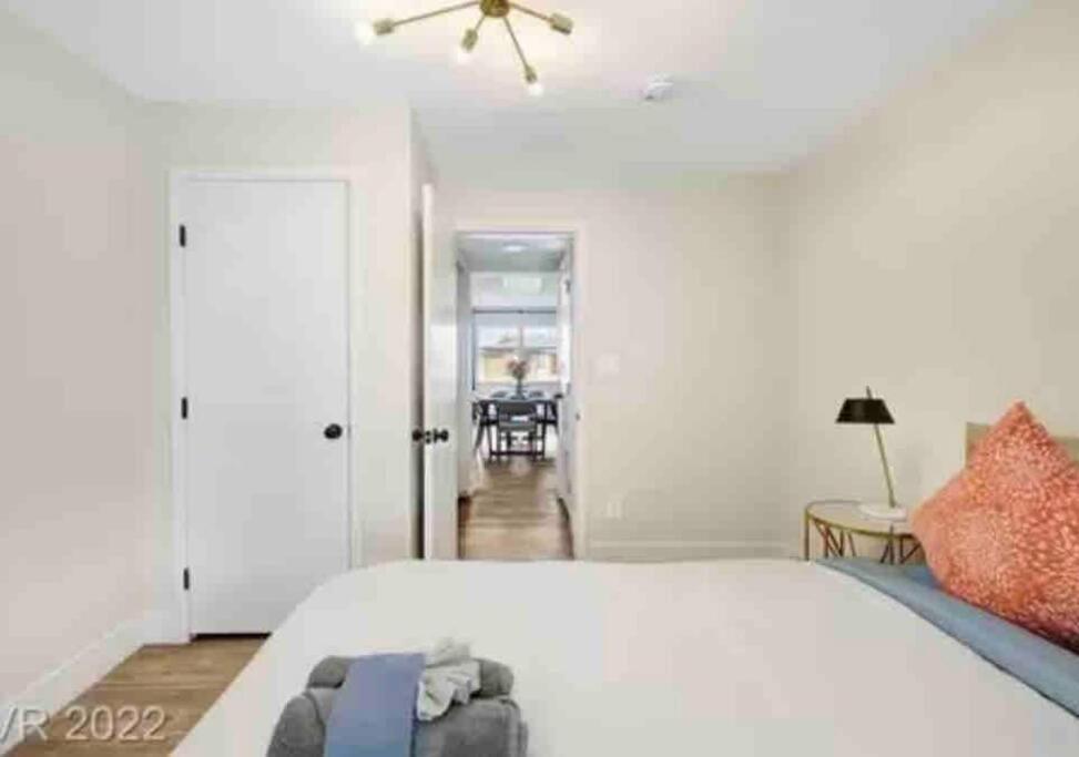 Holiday home 5 Mins Drive To Strip Conventioncenter House /pool *