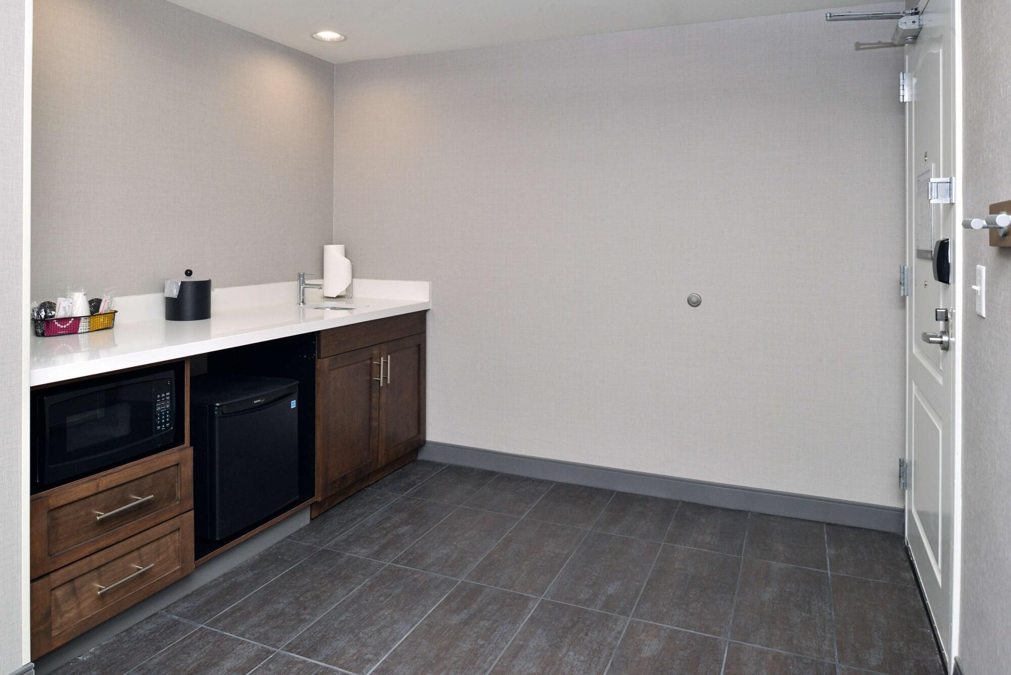 Hampton & Vegas Airport Hotel