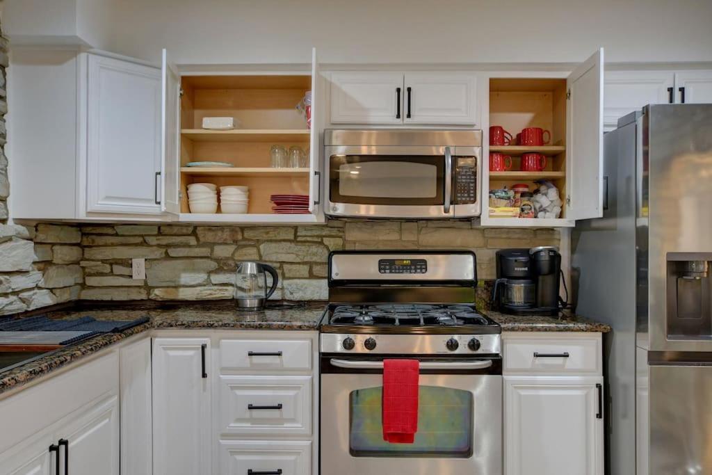 Vegas Hideaway~pool, Bar, Many Beds~near Strip Holiday home Las Vegas