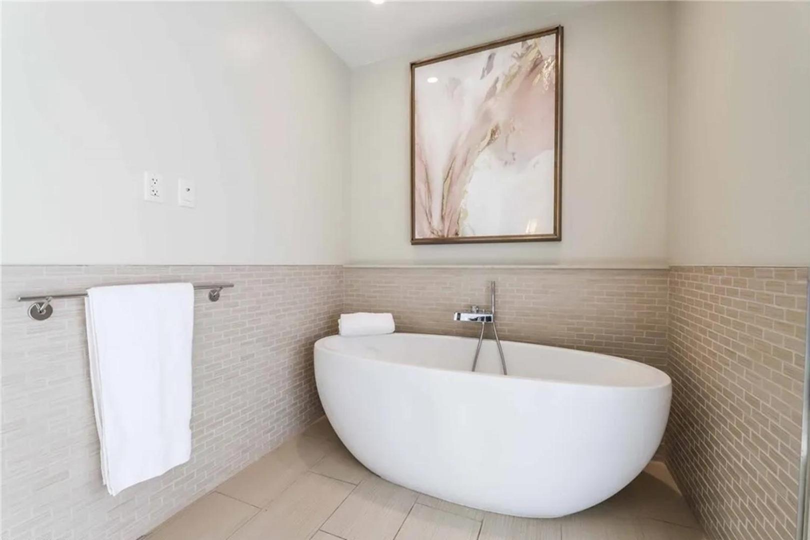 Elegant Corner 2 Bedroom With Floor To Ceiling Windows Las Vegas