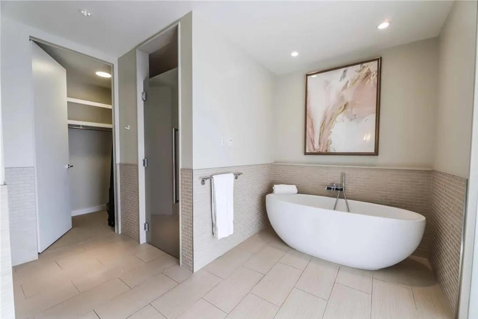 Elegant Corner 2 Bedroom With Floor To Ceiling Windows *