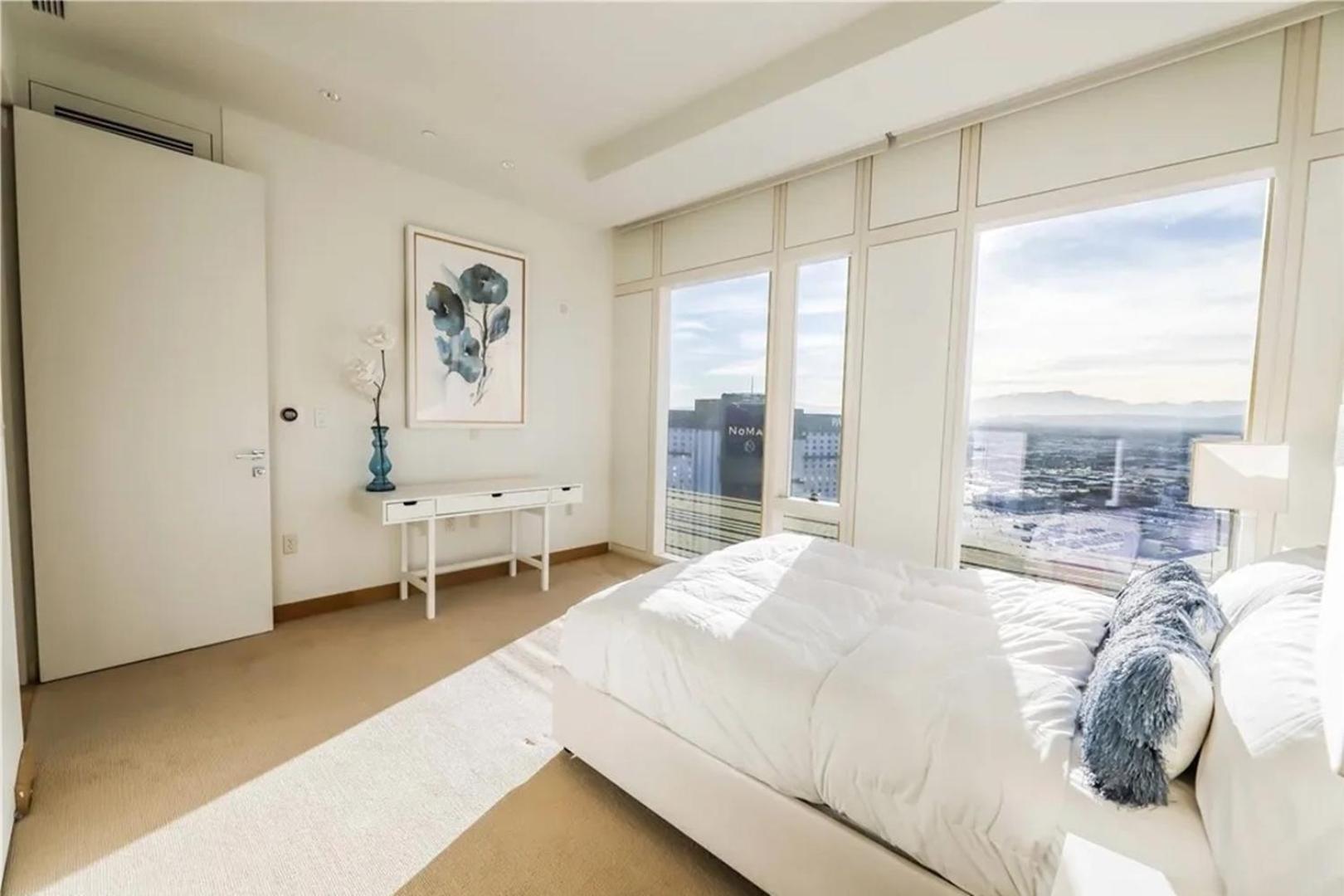 Elegant Corner 2 Bedroom With Floor To Ceiling Windows Apartment