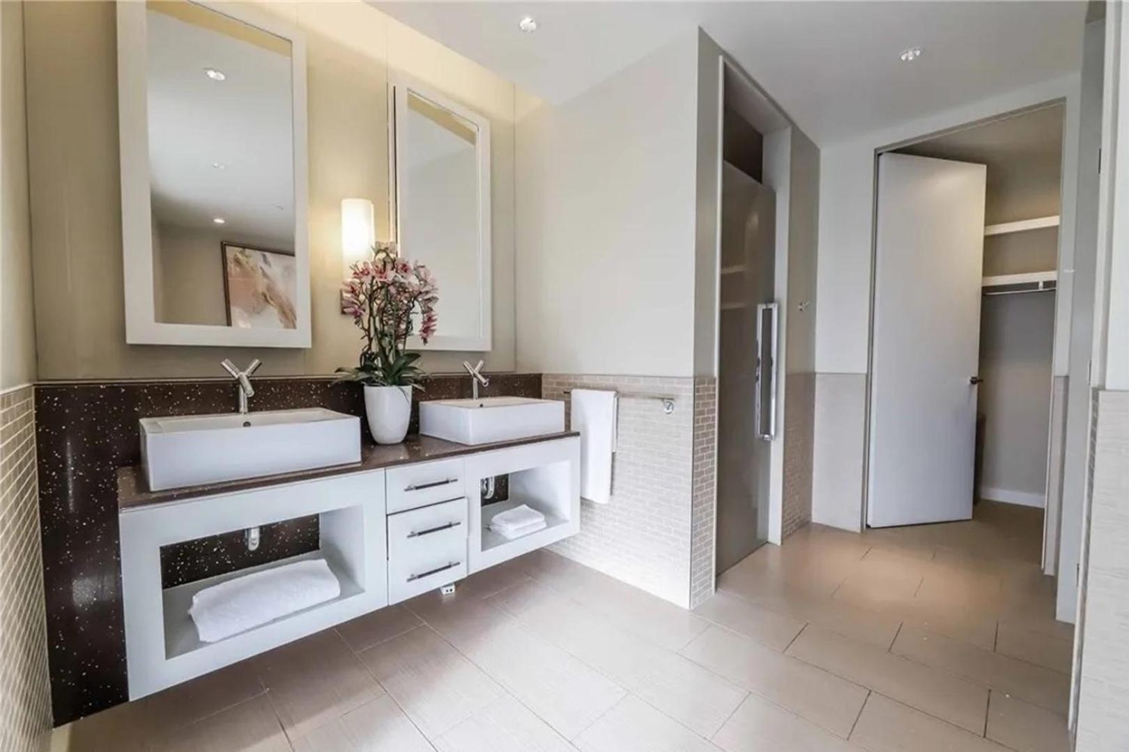 Elegant Corner 2 Bedroom With Floor To Ceiling Windows Apartment Las Vegas