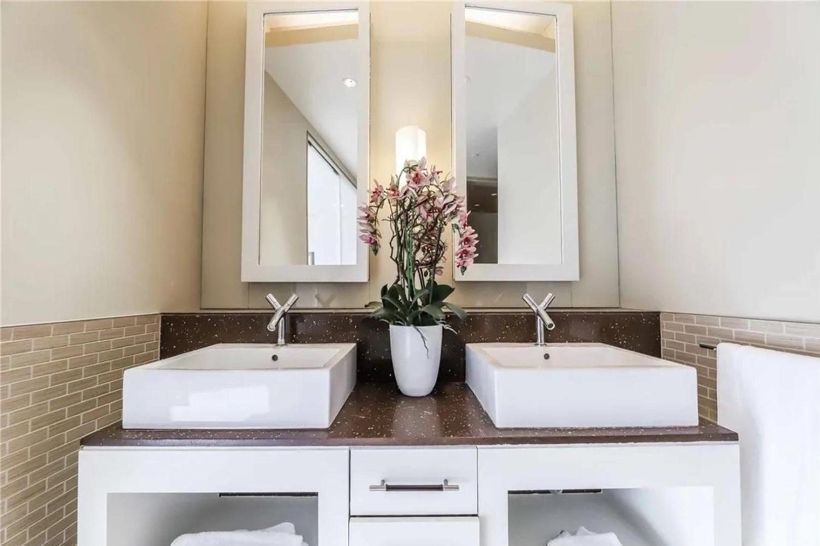 Elegant Corner 2 Bedroom With Floor To Ceiling Windows Apartment
