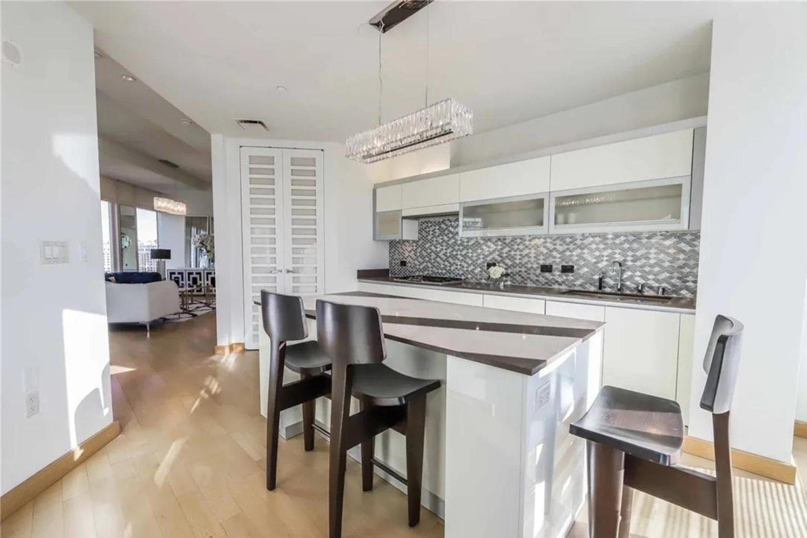 Elegant Corner 2 Bedroom With Floor To Ceiling Windows *