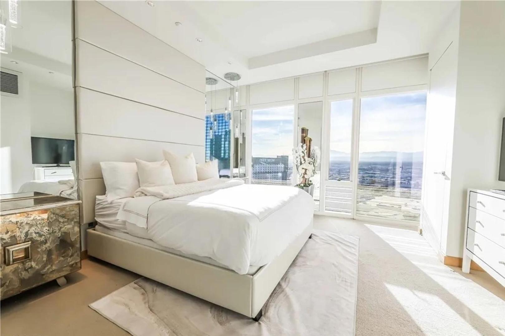 Elegant Corner 2 Bedroom With Floor To Ceiling Windows * Las Vegas