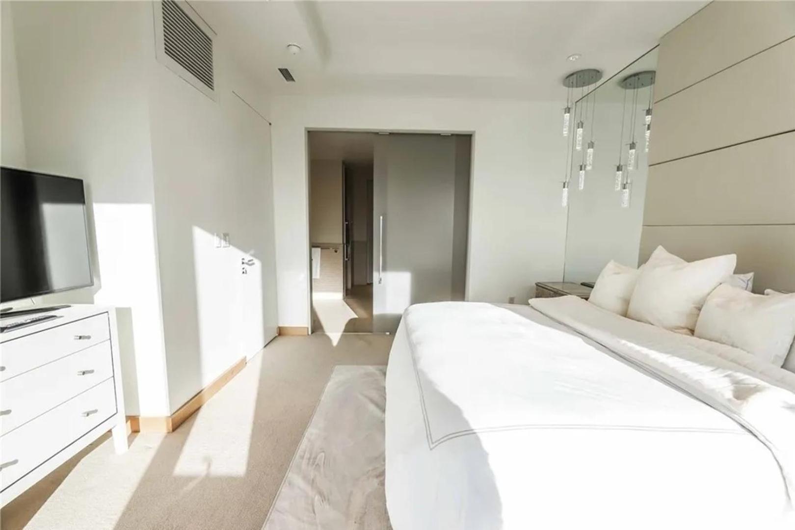 Apartment Elegant Corner 2 Bedroom With Floor To Ceiling Windows *