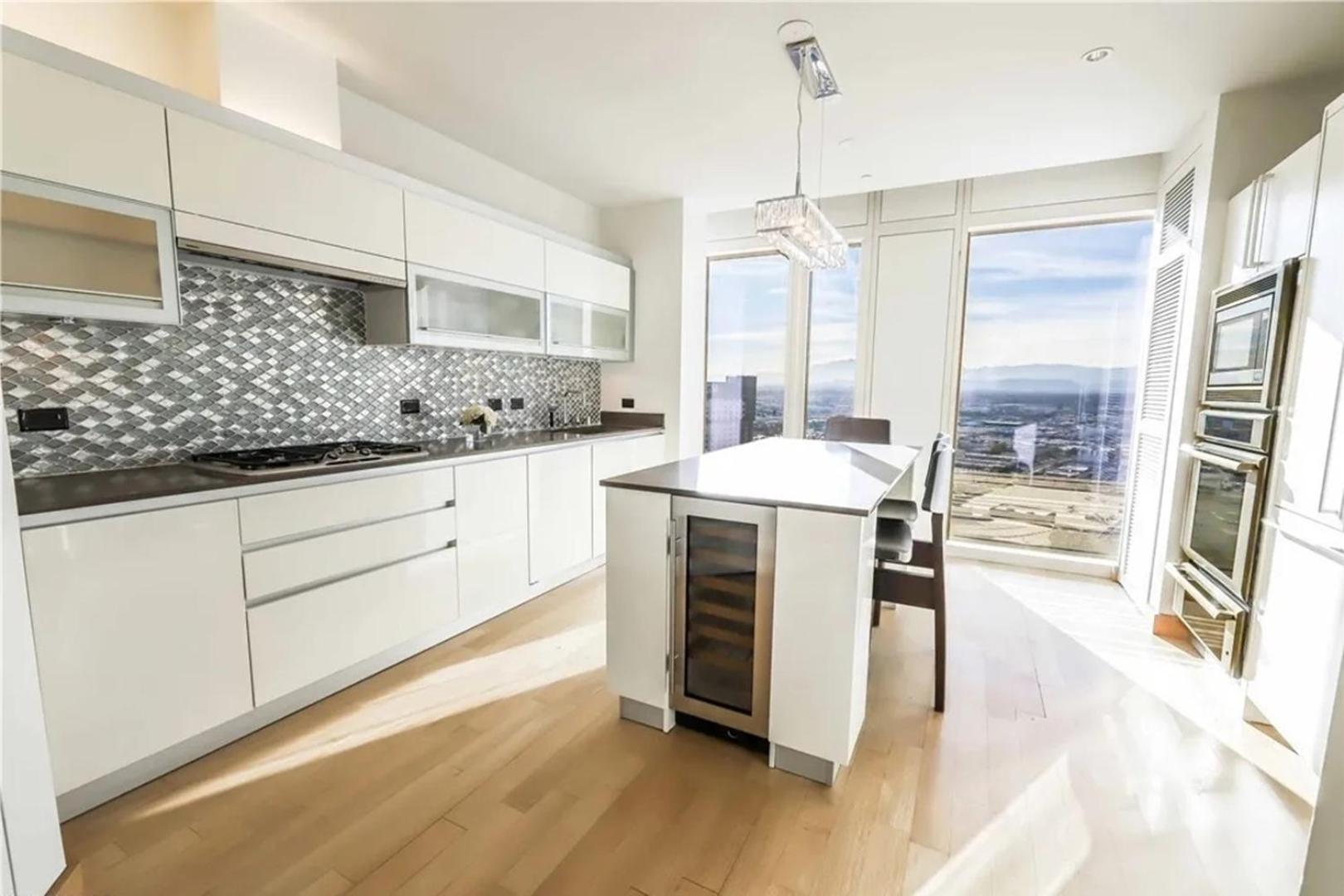 Elegant Corner 2 Bedroom With Floor To Ceiling Windows