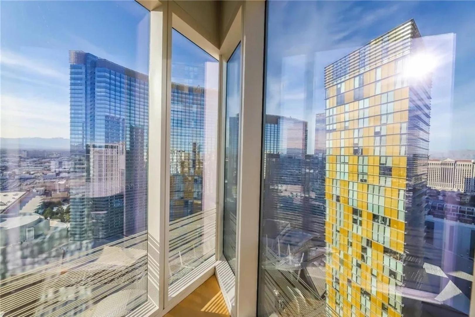 Apartment Elegant Corner 2 Bedroom With Floor To Ceiling Windows *