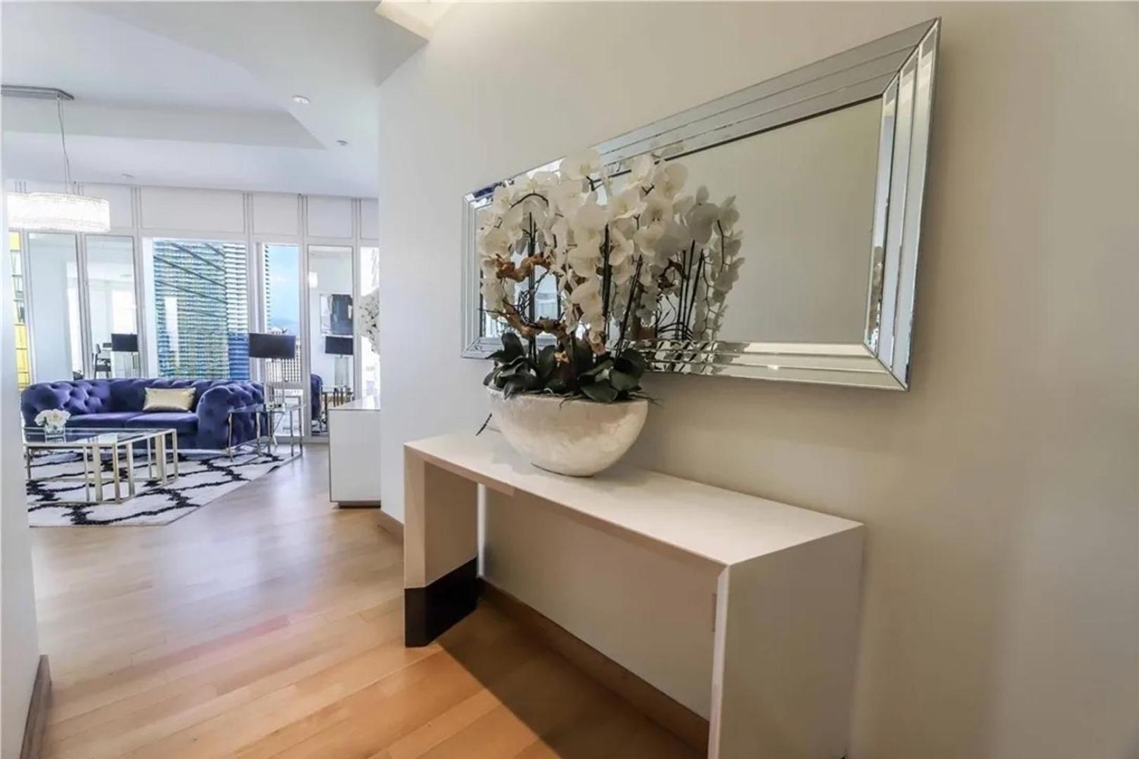 Apartment Elegant Corner 2 Bedroom With Floor To Ceiling Windows Las Vegas