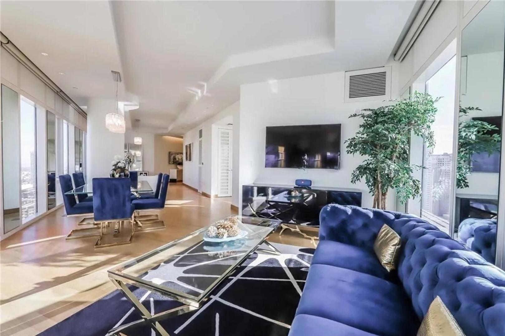Apartment Elegant Corner 2 Bedroom With Floor To Ceiling Windows