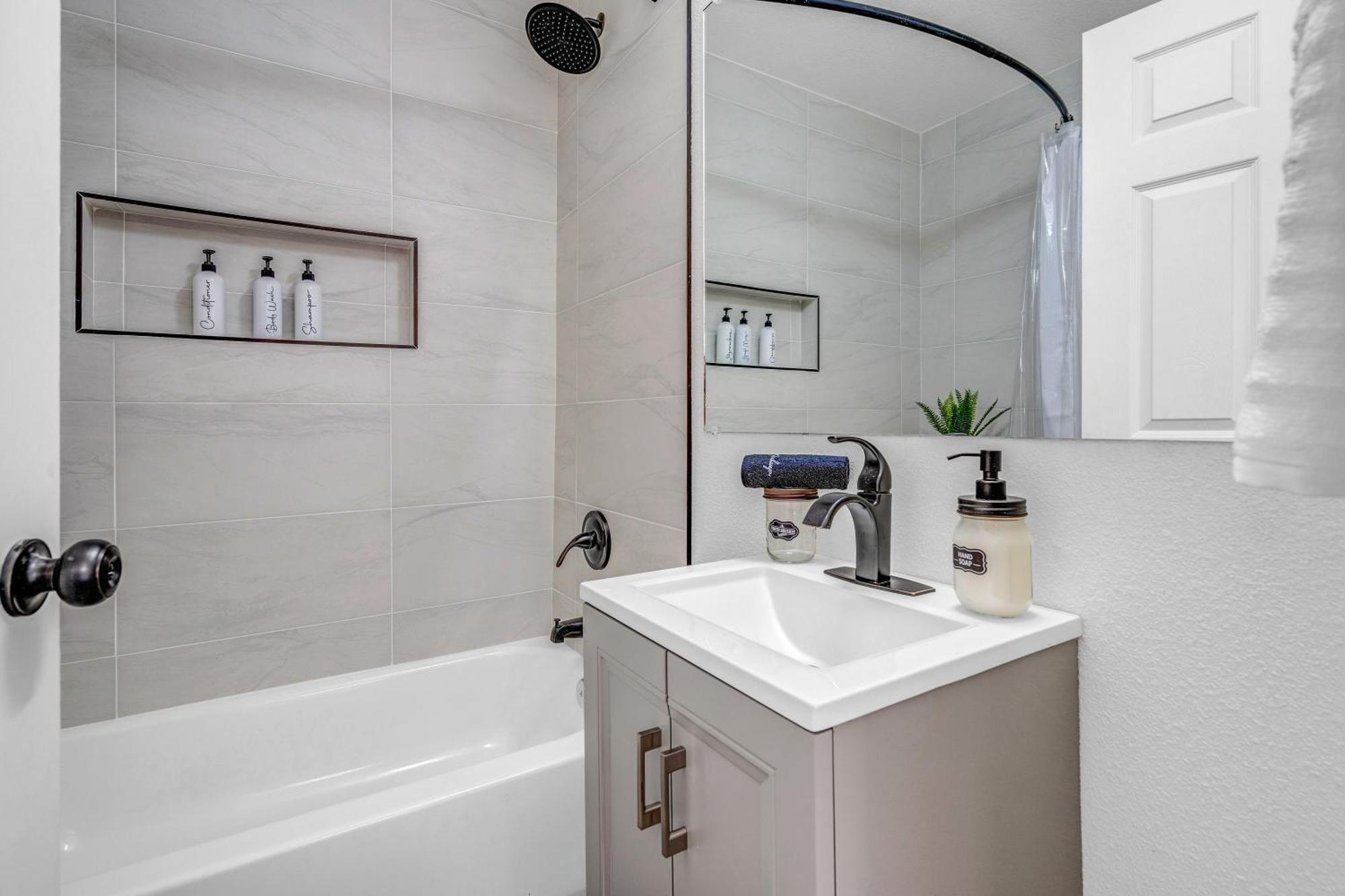 Spacious Remodeled Retreat Haven Ferienhaus