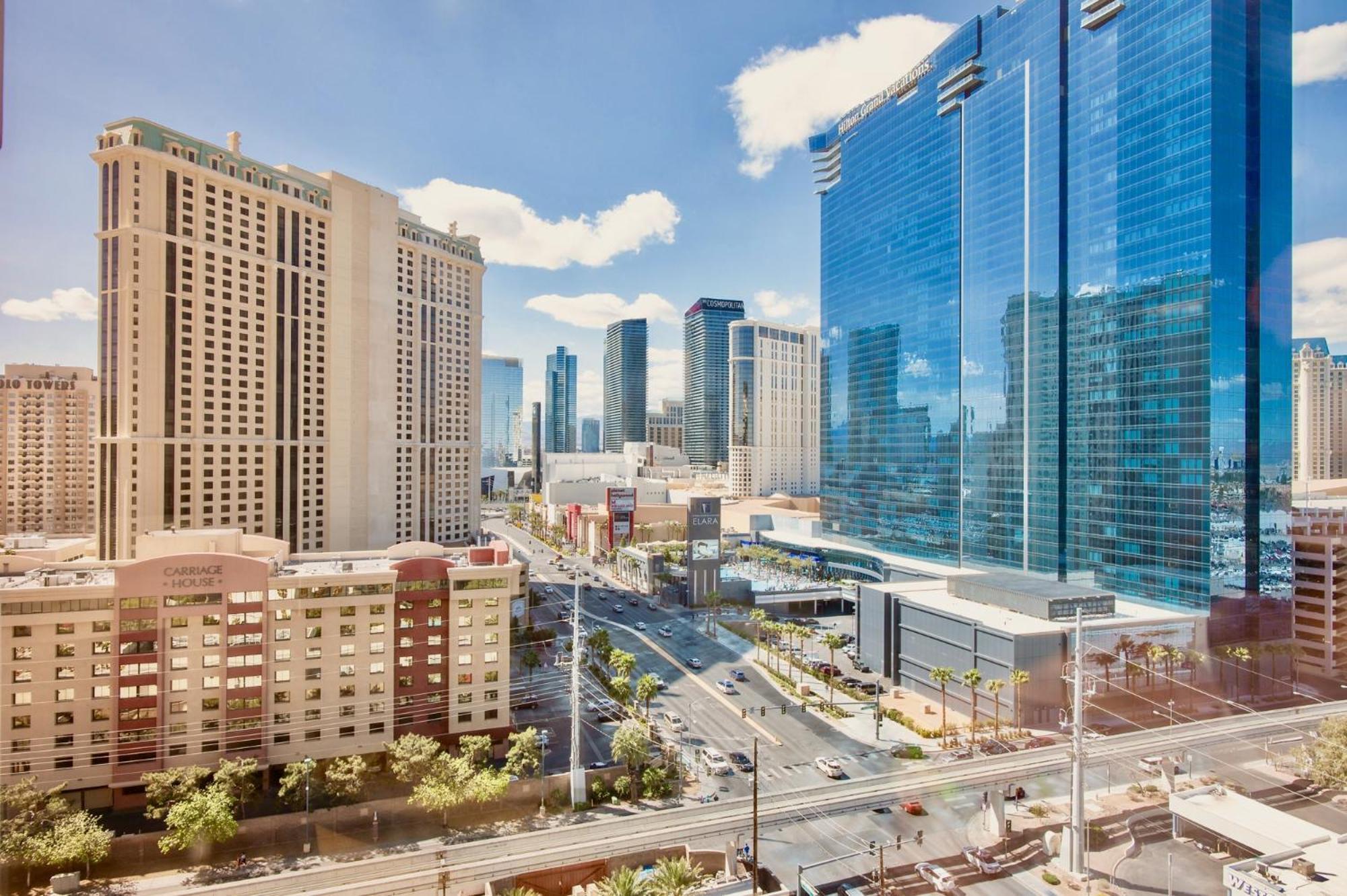 Strip View - No Fee ! Apartment
