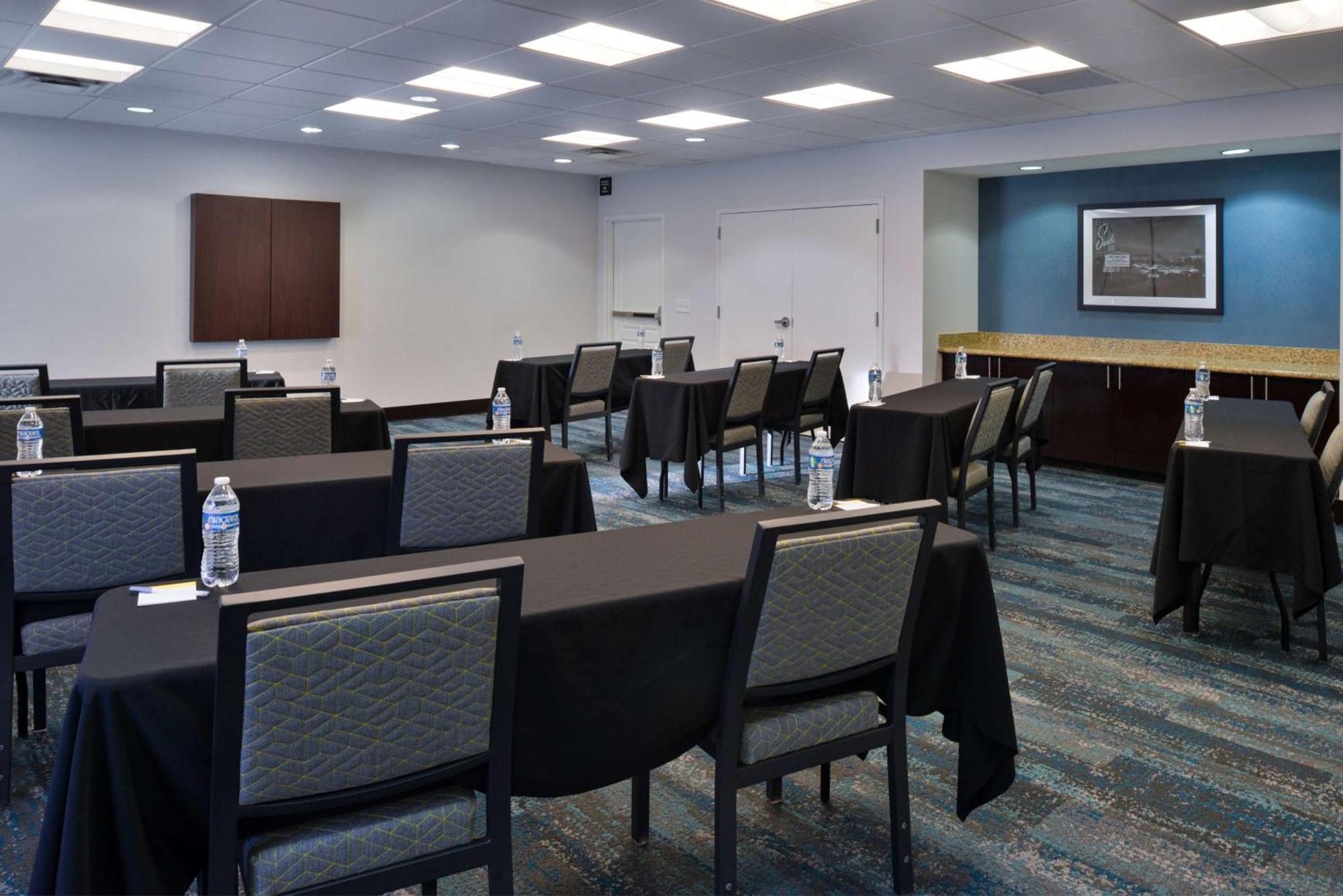 Hotel Hampton & Vegas Airport 3*