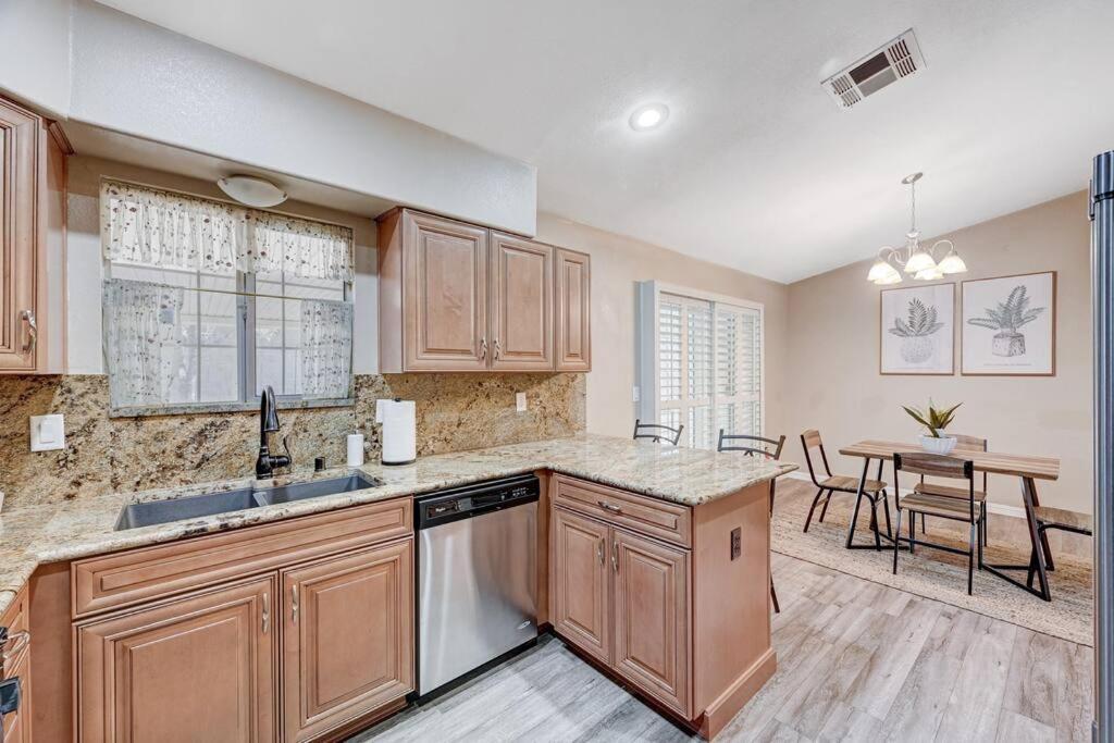 Cozy Getaway With King Bed, Bbq & Spacious Backyard Holiday home *