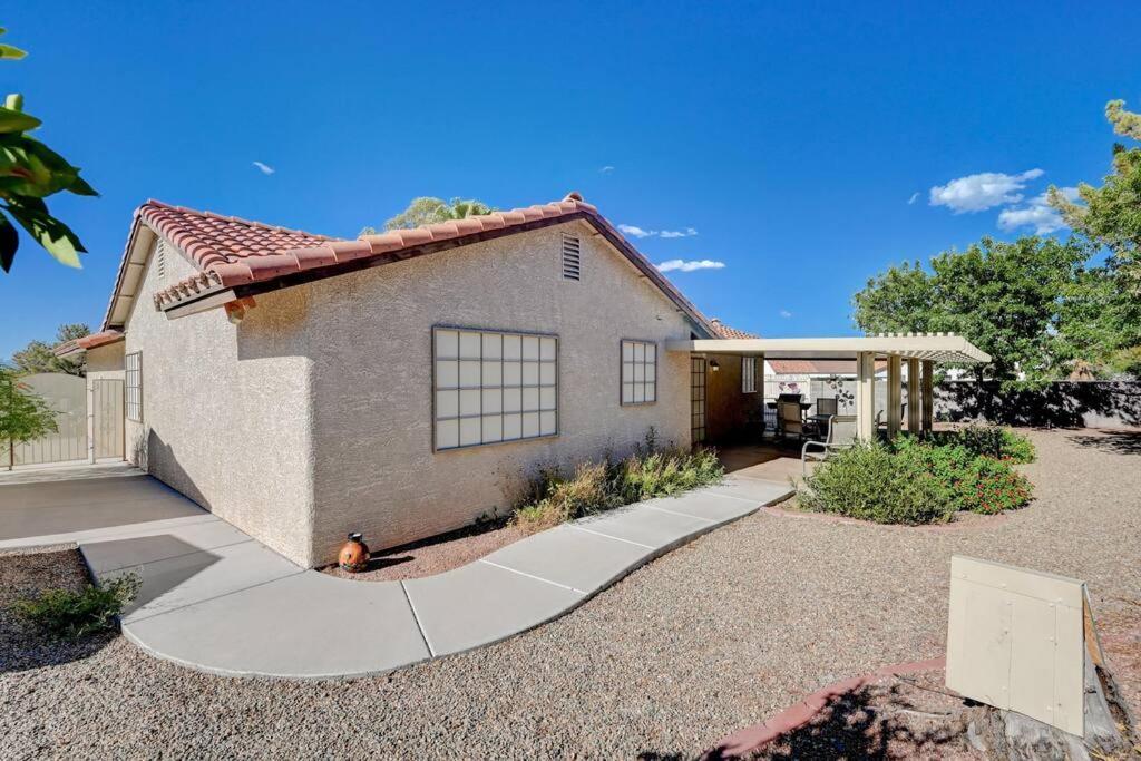 Cozy Getaway With King Bed, Bbq & Spacious Backyard Holiday home *