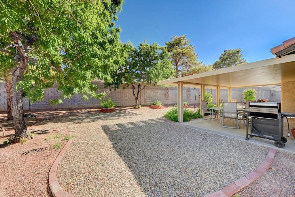 Cozy Getaway With King Bed, Bbq & Spacious Backyard Holiday home *