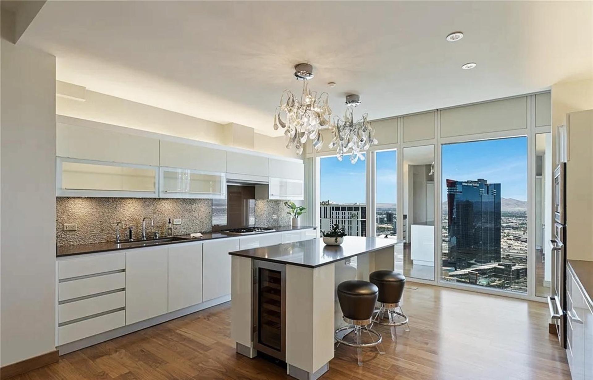 Elegant Two-bedroom Corner Apartment *