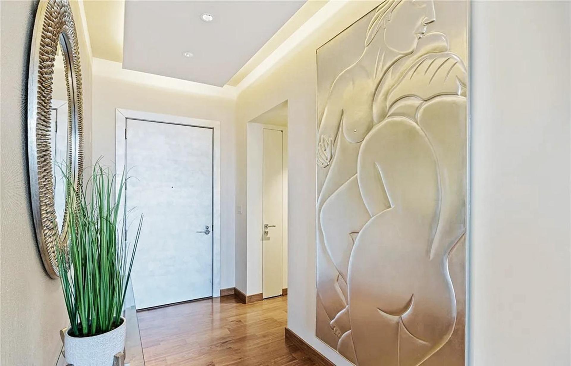 Elegant Two-bedroom Corner Apartment *