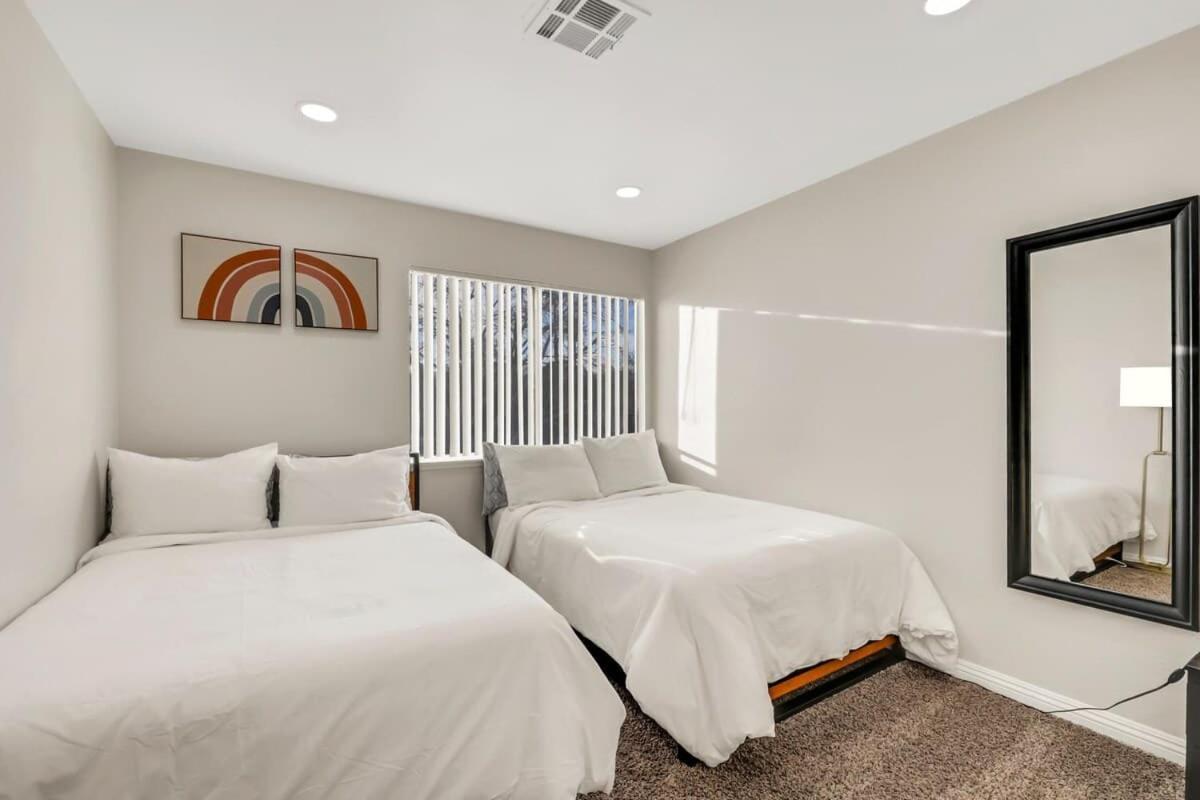Midcentury Modern With Pool 10 Min To Strip Great For Family Holiday home Las Vegas