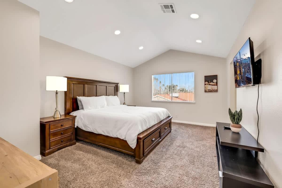 Midcentury Modern With Pool 10 Min To Strip Great For Family Holiday home Las Vegas