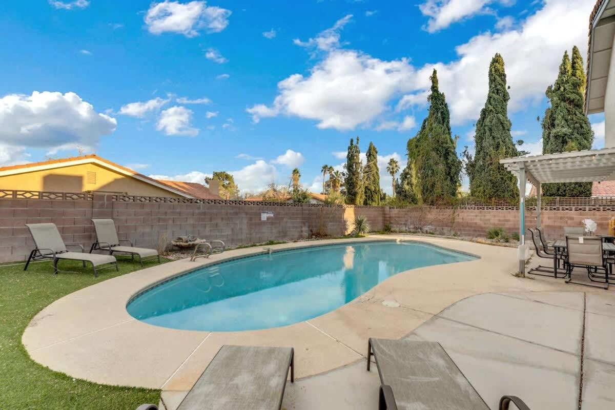 Holiday home Midcentury Modern With Pool 10 Min To Strip Great For Family *