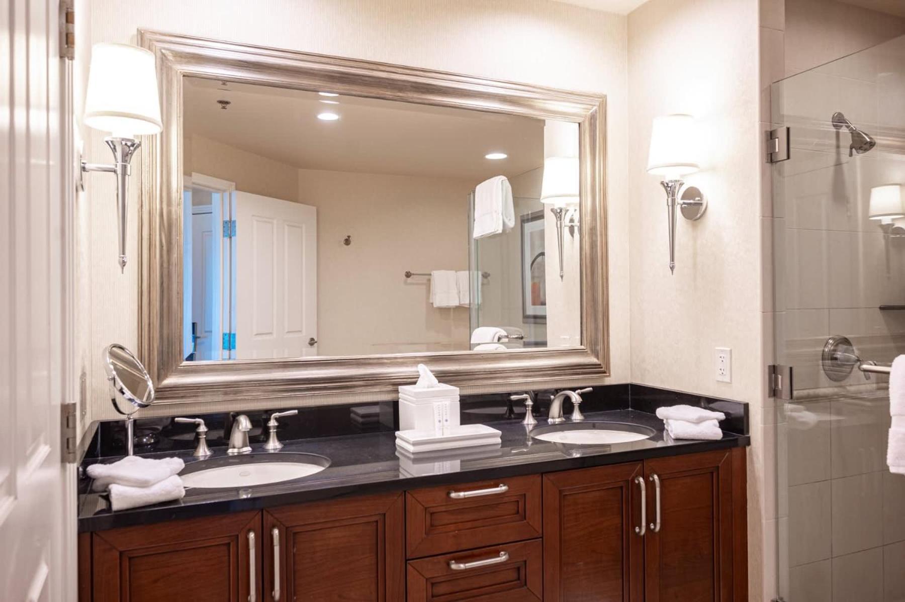 No Fee Strip View Suite+ Free Valet + Pool Holiday home Las Vegas